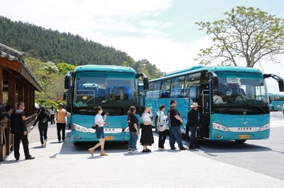 共赴山海之約 63臺蘇州金龍海格客車助力嶗山景區旅游業務升級